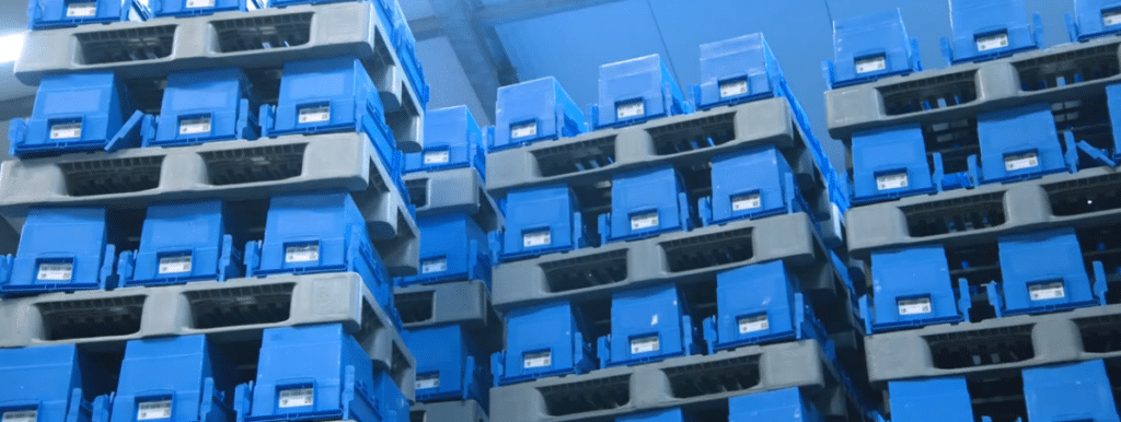 Medische kunststof boxen gestapeld op een pallet