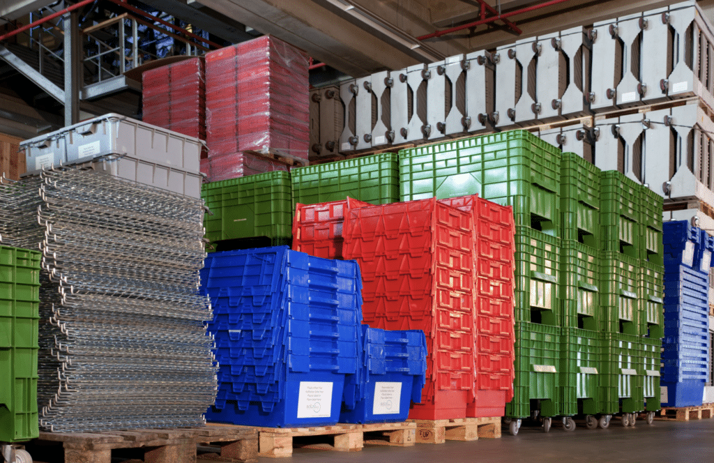 Gevuld magazijn met logistieke materialen